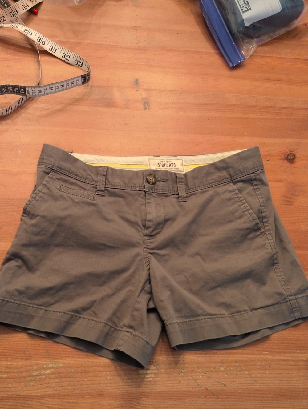 Old Navy Women's Sz 4 Perfect 5in Olive Chino Shorts